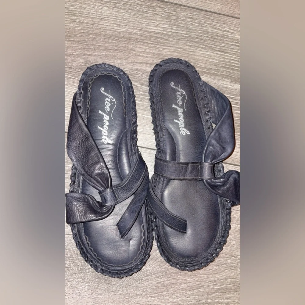 Free People Abilene Navy Blue Leather Sandals Size 38/ 7.5 Women’s One Toe Strap - Picture 2 of 6